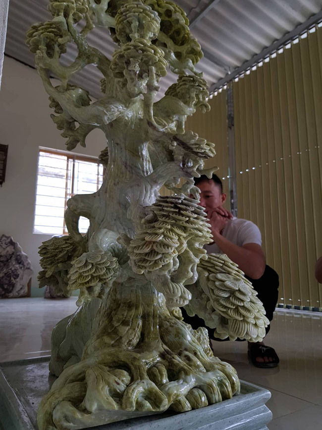 Từ tảng đá lớn, bỏ 2 tháng đẽo gọt thành kiệt tác lão tùng giá hàng trăm triệu-3