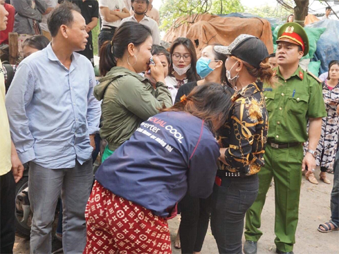 Chơi ngoài công viên buổi tối, 2 bé gái khoảng 9 tuổi bị nam thanh niên khống chế hiếp dâm-6