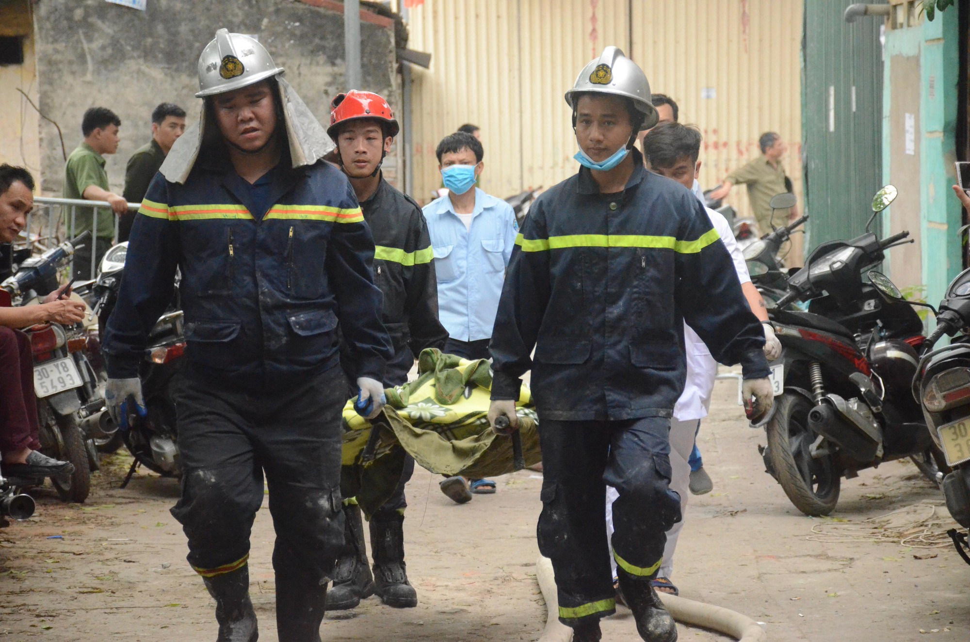 Đã tìm thấy 8 thi thể trong vụ cháy kinh hoàng ở Trung Văn, Hà Nội-17