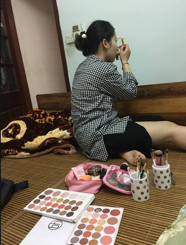 Chàng trai than muốn hóa đá khi đợi bạn gái make-up sương sương đi ăn bún đậu, hội chị em đồng loạt bênh cô ấy-1