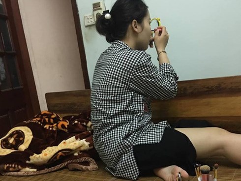 Chàng trai than muốn hóa đá khi đợi bạn gái make-up sương sương đi ăn bún đậu, hội chị em đồng loạt bênh cô ấy