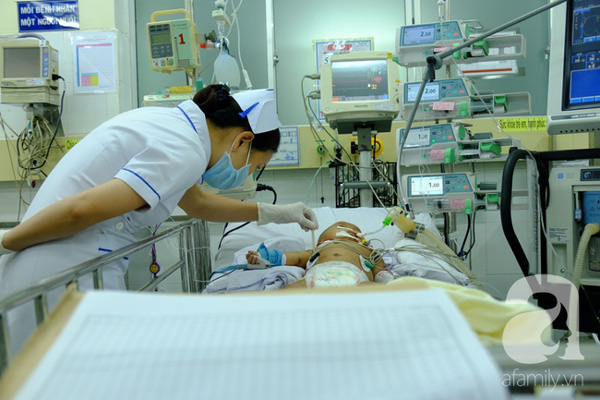 Bé trai 2 tháng tuổi tử vong sau 1 ngày tiêm vắc-xin 5 trong 1: Đến bệnh viện bé đã ngưng tim và chết não-2