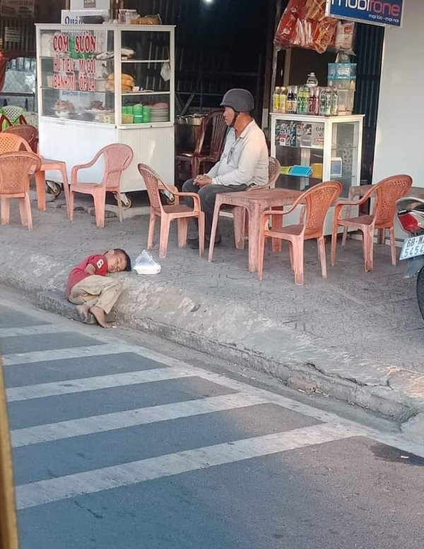 Hình ảnh cậu bé vô gia cư nhỏ tuổi say ngủ như hạt cát bên đường khiến MXH trăn trở-1