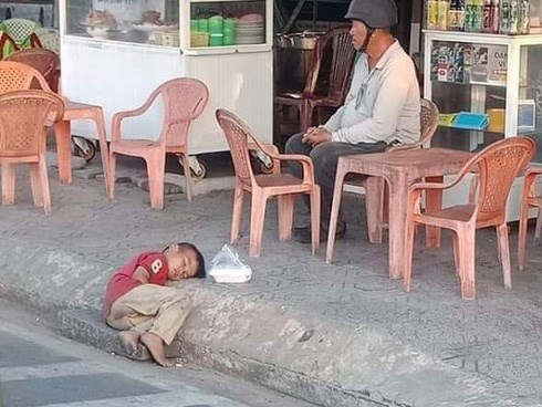 Hình ảnh cậu bé vô gia cư nhỏ tuổi say ngủ như hạt cát bên đường khiến MXH trăn trở