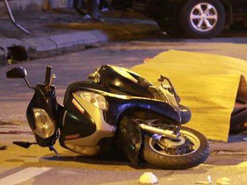 Bé trai 4 tuổi rơi từ tầng 11 tòa chung cư xuống đất-2