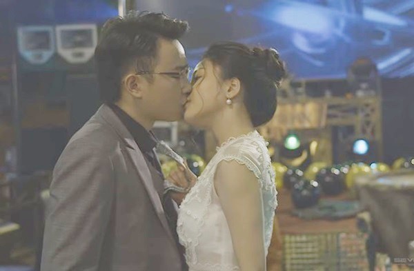 Hot girl Trâm Anh hôn môi, đè ngửa bạn diễn nam ra giường trong bộ phim này-3