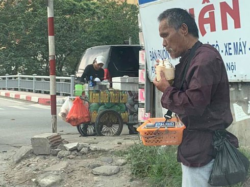 Xúc động câu chuyện cụ ông bán kẹo cao su giữa trời nắng bất ngờ nhận được món quà