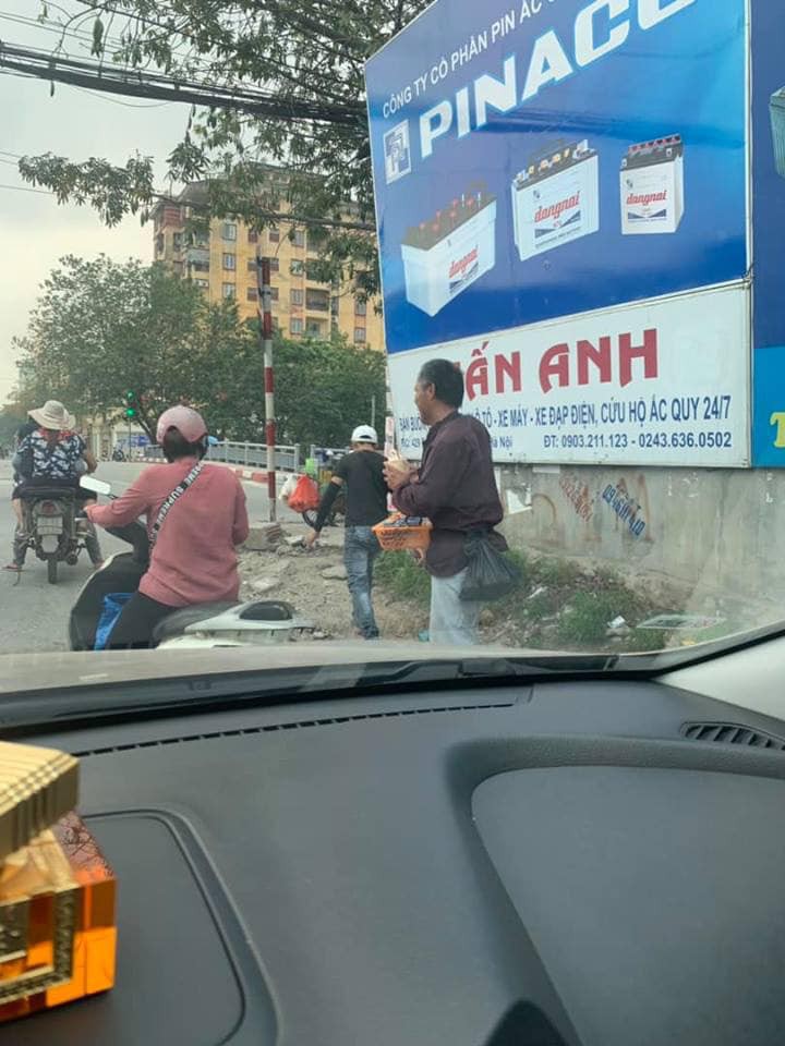 Xúc động câu chuyện cụ ông bán kẹo cao su giữa trời nắng bất ngờ nhận được món quà mát lạnh từ cậu bán kem-3