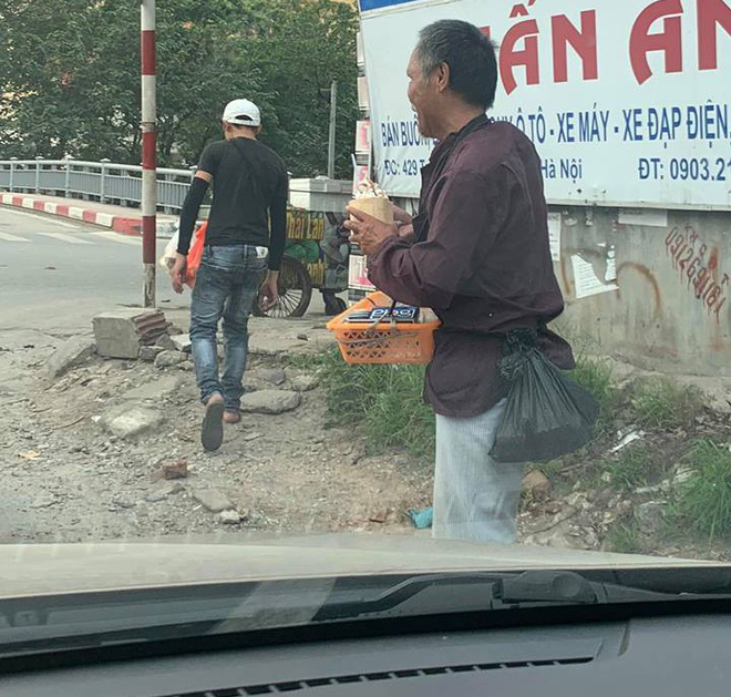 Xúc động câu chuyện cụ ông bán kẹo cao su giữa trời nắng bất ngờ nhận được món quà mát lạnh từ cậu bán kem-1