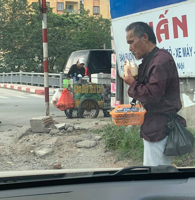 Xúc động câu chuyện cụ ông bán kẹo cao su giữa trời nắng bất ngờ nhận được món quà mát lạnh từ cậu bán kem-2