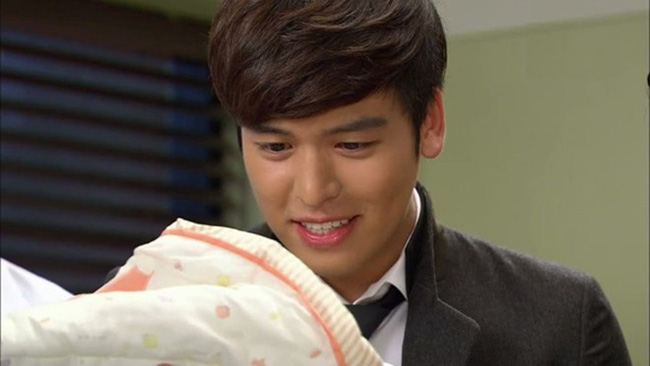 Vừa bế đứa con mới sinh, chồng thấy lạ vì không giống mình, thái độ của người vợ đã tiết lộ chân tướng sự việc-1