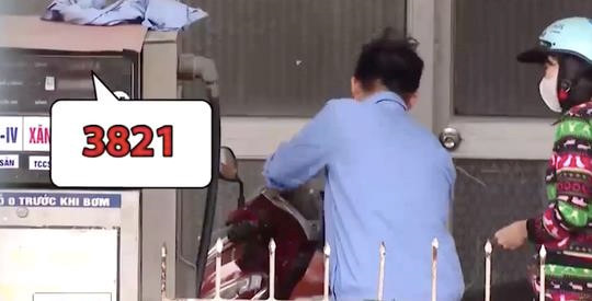 Khách mua 50.000 đồng tiền xăng, nhân viên móc túi 12.000 đồng-1