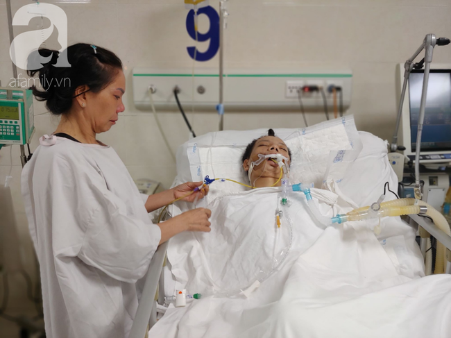 Con trai chạy Grab bị xe tông liệt nửa người, mẹ cạn tiền, nuốt nước mắt nhìn con nguy kịch-4