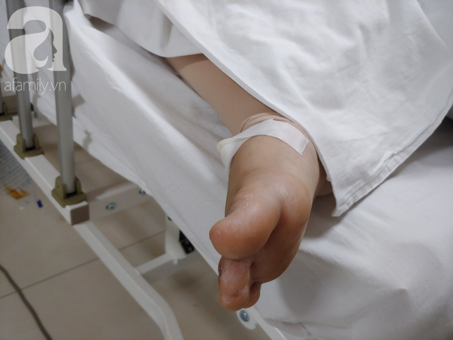 Con trai chạy Grab bị xe tông liệt nửa người, mẹ cạn tiền, nuốt nước mắt nhìn con nguy kịch-2