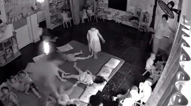 Quảng Ninh: Clip 2 cô giáo nghi bạo hành, quăng các cháu mầm non như đồ chơi lúc ngủ trưa vì quấy khóc-1
