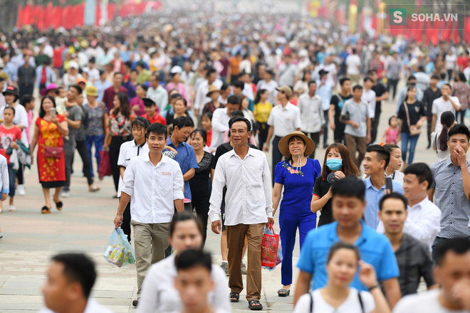 Nhiều trẻ nhỏ lạc cha mẹ, hoảng sợ giữa biển người đổ về Lễ hội Đền Hùng-1