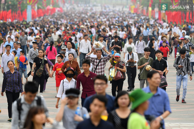 Nhiều trẻ nhỏ lạc cha mẹ, hoảng sợ giữa biển người đổ về Lễ hội Đền Hùng-12