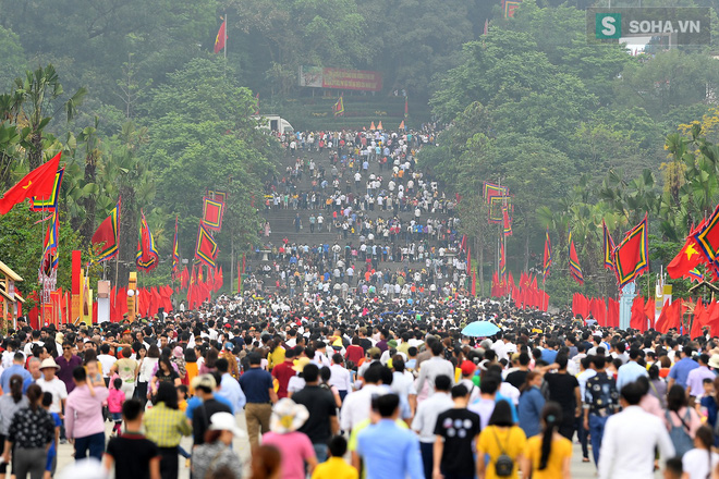 Nhiều trẻ nhỏ lạc cha mẹ, hoảng sợ giữa biển người đổ về Lễ hội Đền Hùng-2