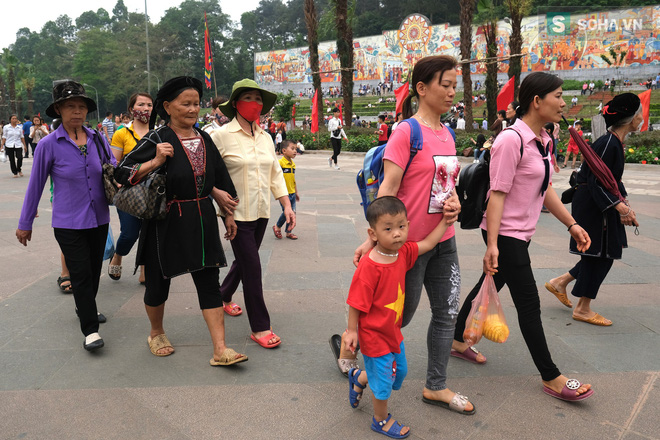 Nhiều trẻ nhỏ lạc cha mẹ, hoảng sợ giữa biển người đổ về Lễ hội Đền Hùng-13