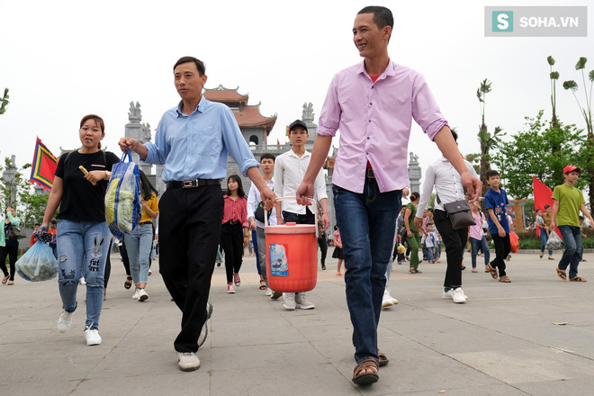 Nhiều trẻ nhỏ lạc cha mẹ, hoảng sợ giữa biển người đổ về Lễ hội Đền Hùng-14