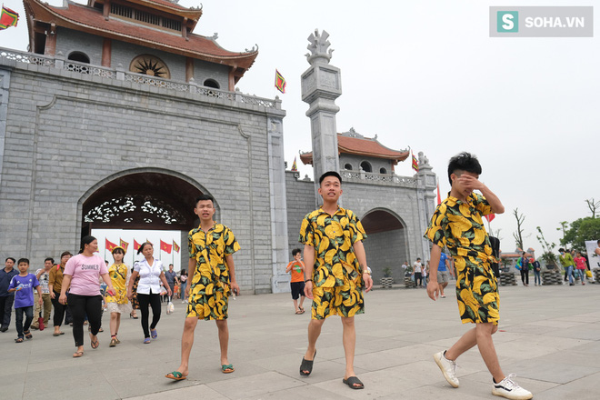 Nhiều trẻ nhỏ lạc cha mẹ, hoảng sợ giữa biển người đổ về Lễ hội Đền Hùng-17