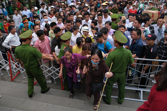 Nhiều trẻ nhỏ lạc cha mẹ, hoảng sợ giữa biển người đổ về Lễ hội Đền Hùng-10
