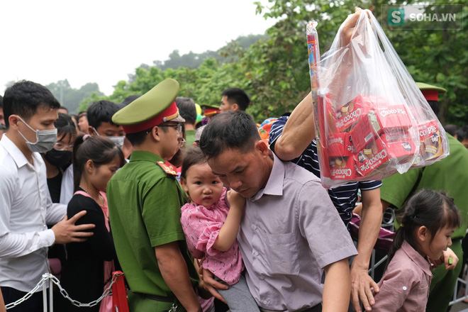 Nhiều trẻ nhỏ lạc cha mẹ, hoảng sợ giữa biển người đổ về Lễ hội Đền Hùng-11