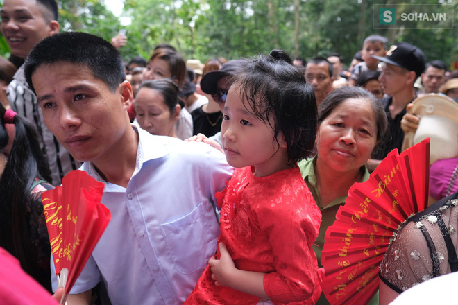 Nhiều trẻ nhỏ lạc cha mẹ, hoảng sợ giữa biển người đổ về Lễ hội Đền Hùng-4