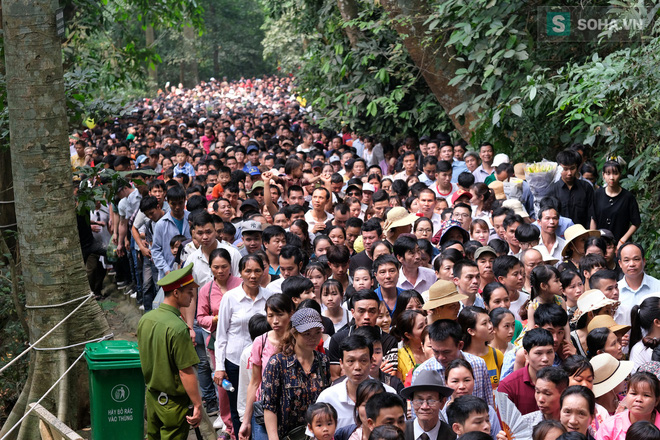 Nhiều trẻ nhỏ lạc cha mẹ, hoảng sợ giữa biển người đổ về Lễ hội Đền Hùng-3