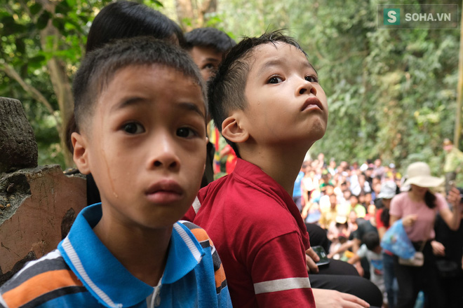 Nhiều trẻ nhỏ lạc cha mẹ, hoảng sợ giữa biển người đổ về Lễ hội Đền Hùng-7