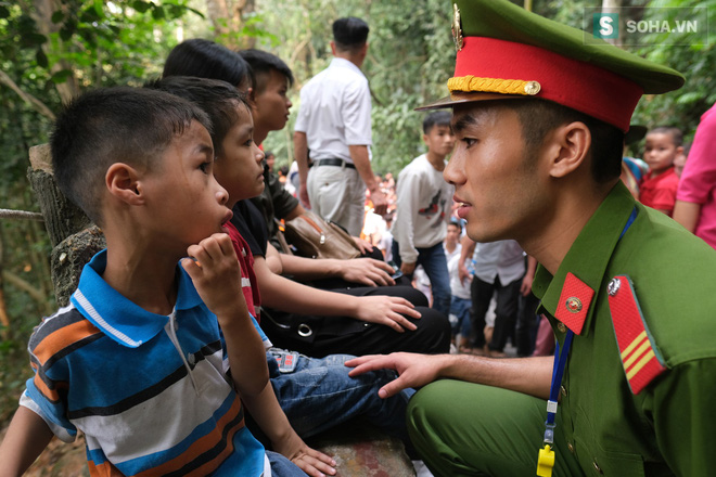 Nhiều trẻ nhỏ lạc cha mẹ, hoảng sợ giữa biển người đổ về Lễ hội Đền Hùng-6