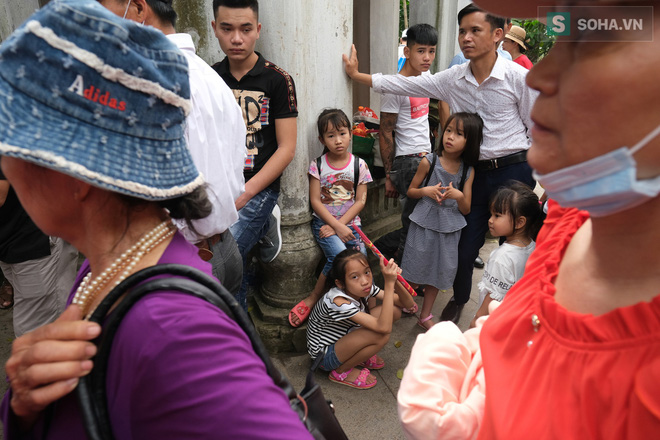 Nhiều trẻ nhỏ lạc cha mẹ, hoảng sợ giữa biển người đổ về Lễ hội Đền Hùng-9