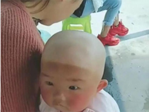 Theo mẹ đi học lái xe, bé trai đáng thương bị cháy nắng đến đen nhẻm nhưng ai xem xong cũng cười bò