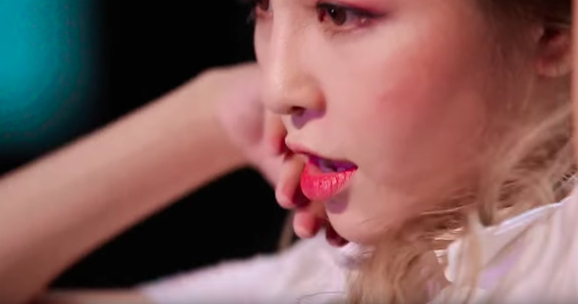 Trâm Anh lại gây phản cảm trong clip mà góc quay chỉ tập trung vào... vòng ba-2