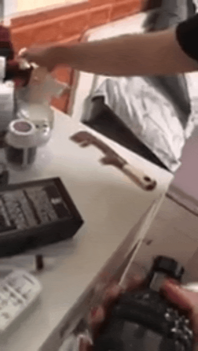 Vợ vào tận phòng bồ nhí của chồng, tống hết đồ đạc ra sân dọa đốt: Này thì trộm tiền nuôi gái-1