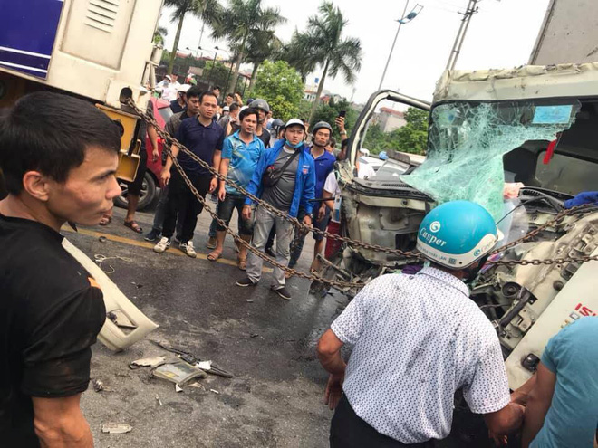 Hình ảnh cứu người gây chú ý nhất chiều nay: 2 bố con sống sót thần kì trong cabin bẹp dúm-1