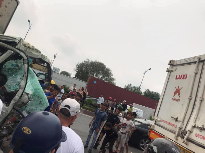 Hình ảnh cứu người gây chú ý nhất chiều nay: 2 bố con sống sót thần kì trong cabin bẹp dúm-5