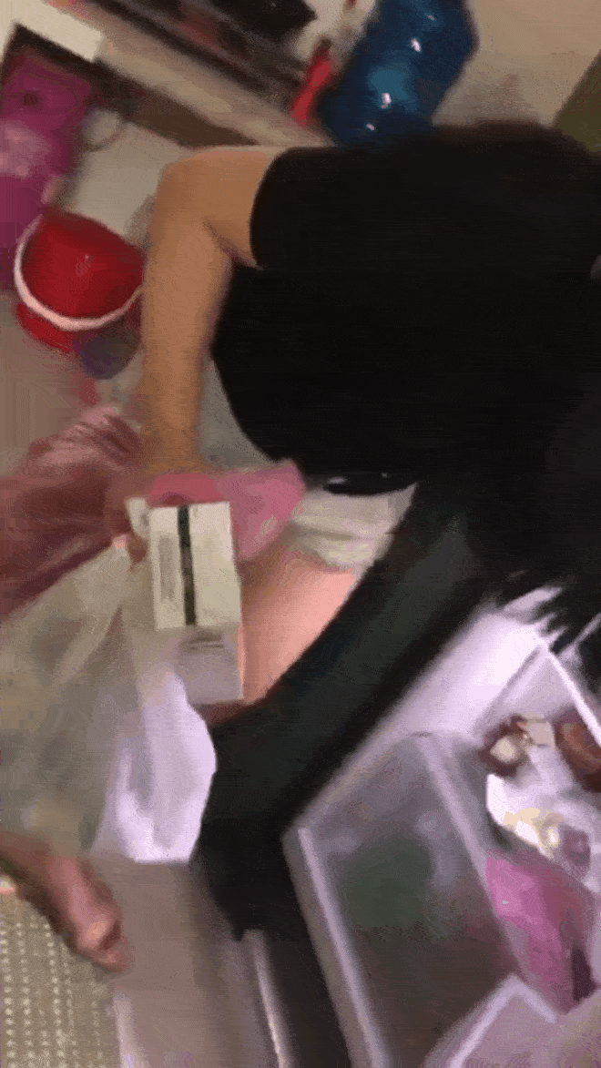 Vợ vào tận phòng bồ nhí của chồng, tống hết đồ đạc ra sân dọa đốt: Này thì trộm tiền nuôi gái-2