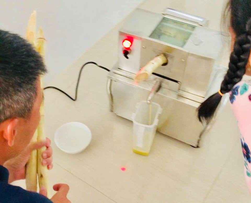 Công Vinh xay nước mía tại nhà, tập xe đạp cho bé Gạo: Ông bố Vbiz đảm đang, thương con hết mực là đây!-1