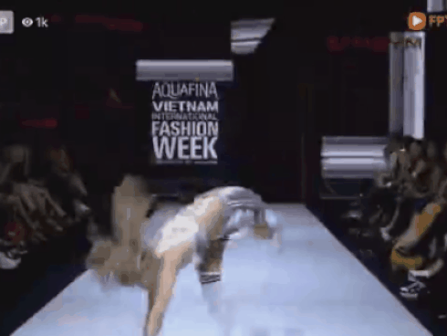 Minh Hằng chiếm sóng mạng xã hội với cú nhào lộn đi vào lịch sử trên sàn catwalk và sự thật đáng phẫn nộ