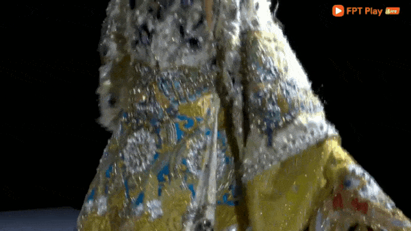 Minh Hằng chiếm sóng mạng xã hội với cú nhào lộn đi vào lịch sử trên sàn catwalk và sự thật đáng phẫn nộ-3