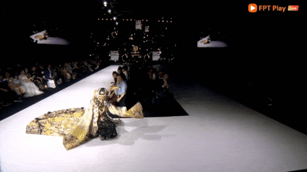 Minh Hằng chiếm sóng mạng xã hội với cú nhào lộn đi vào lịch sử trên sàn catwalk và sự thật đáng phẫn nộ-4