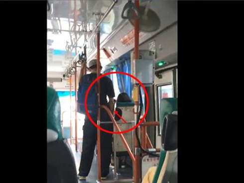 Nghe tiếng rên rỉ khi đi xe buýt, cô gái choáng váng khi nhìn sang người ngồi trước mình-2
