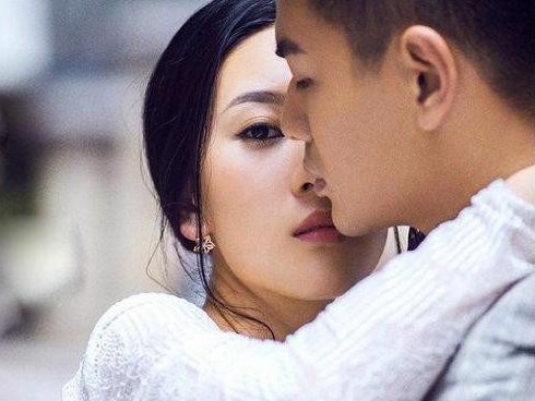 Vợ chưa kịp sung sướng vì chuyến du lịch bất ngờ ngày nghỉ lễ thì đã phải 