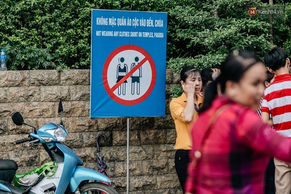 Bất chấp biển cấm, nhiều du khách vẫn mặc váy ngắn quần cộc đến lễ hội Đền Hùng-1