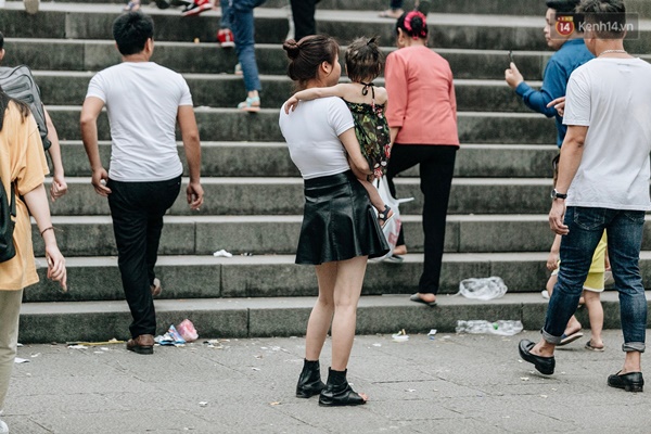 Bất chấp biển cấm, nhiều du khách vẫn mặc váy ngắn quần cộc đến lễ hội Đền Hùng-3