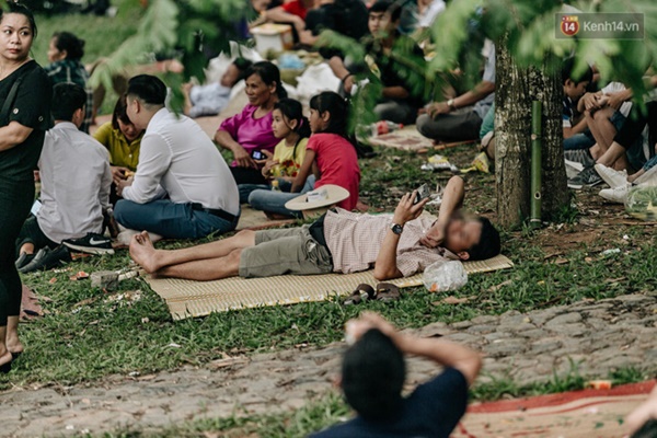 Bất chấp biển cấm, nhiều du khách vẫn mặc váy ngắn quần cộc đến lễ hội Đền Hùng-5