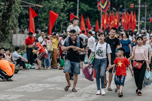 Bất chấp biển cấm, nhiều du khách vẫn mặc váy ngắn quần cộc đến lễ hội Đền Hùng-6