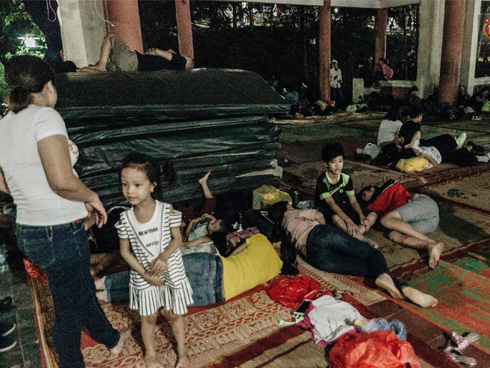 Ảnh: Người lớn, trẻ nhỏ trải bạt nằm vạ vật ở bãi cỏ, chờ lên dâng hương Vua Hùng trong ngày Giỗ Tổ-25