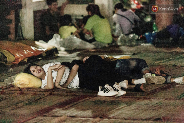 Chùm ảnh: Du khách thuê bạt 150k/đêm nằm ngủ la liệt ngoài trời, xung quanh những thùng rác thải chất đống tại đền Hùng-2